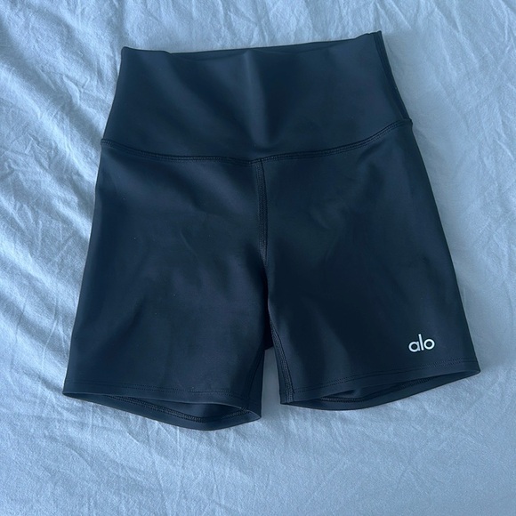 ALO Yoga Women's Black Airlift Biker Shorts - Picture 7 of 10